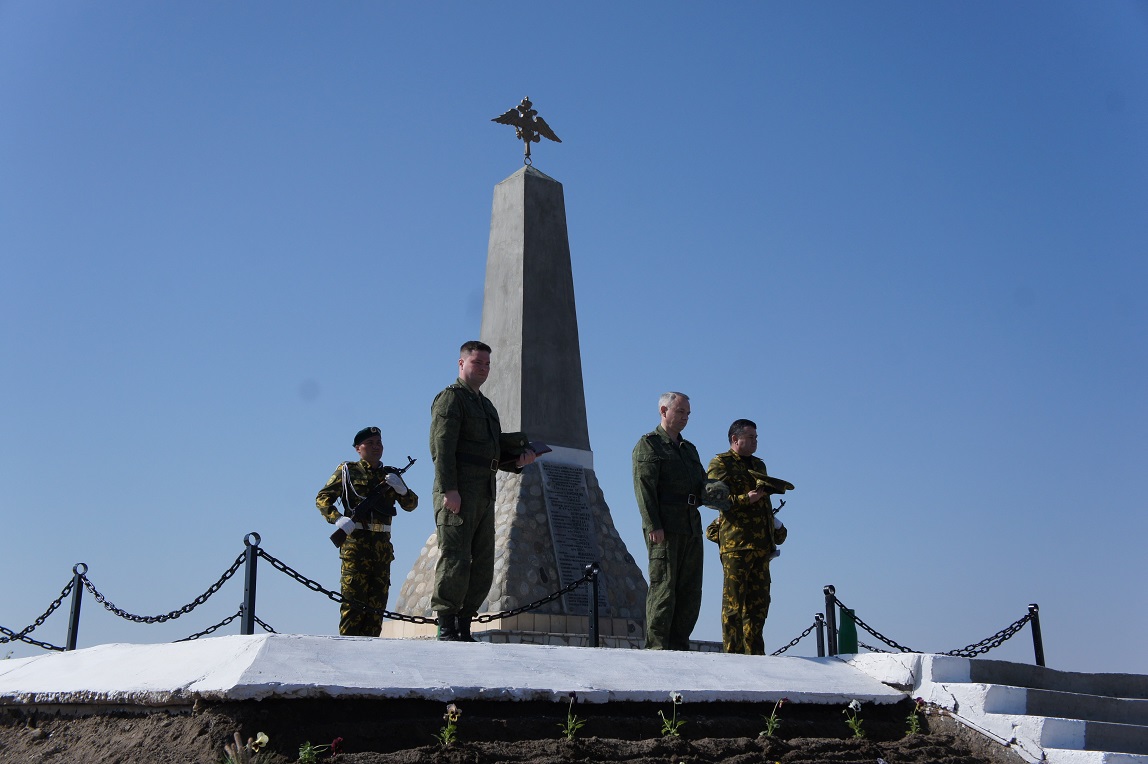 У обелиска на берегу реки Пяндж почтили память российских пограничников